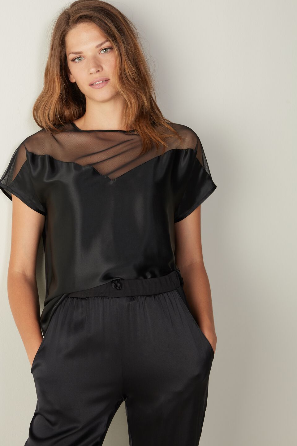 blusa meia manga em seda e modal com carré em tule - preto