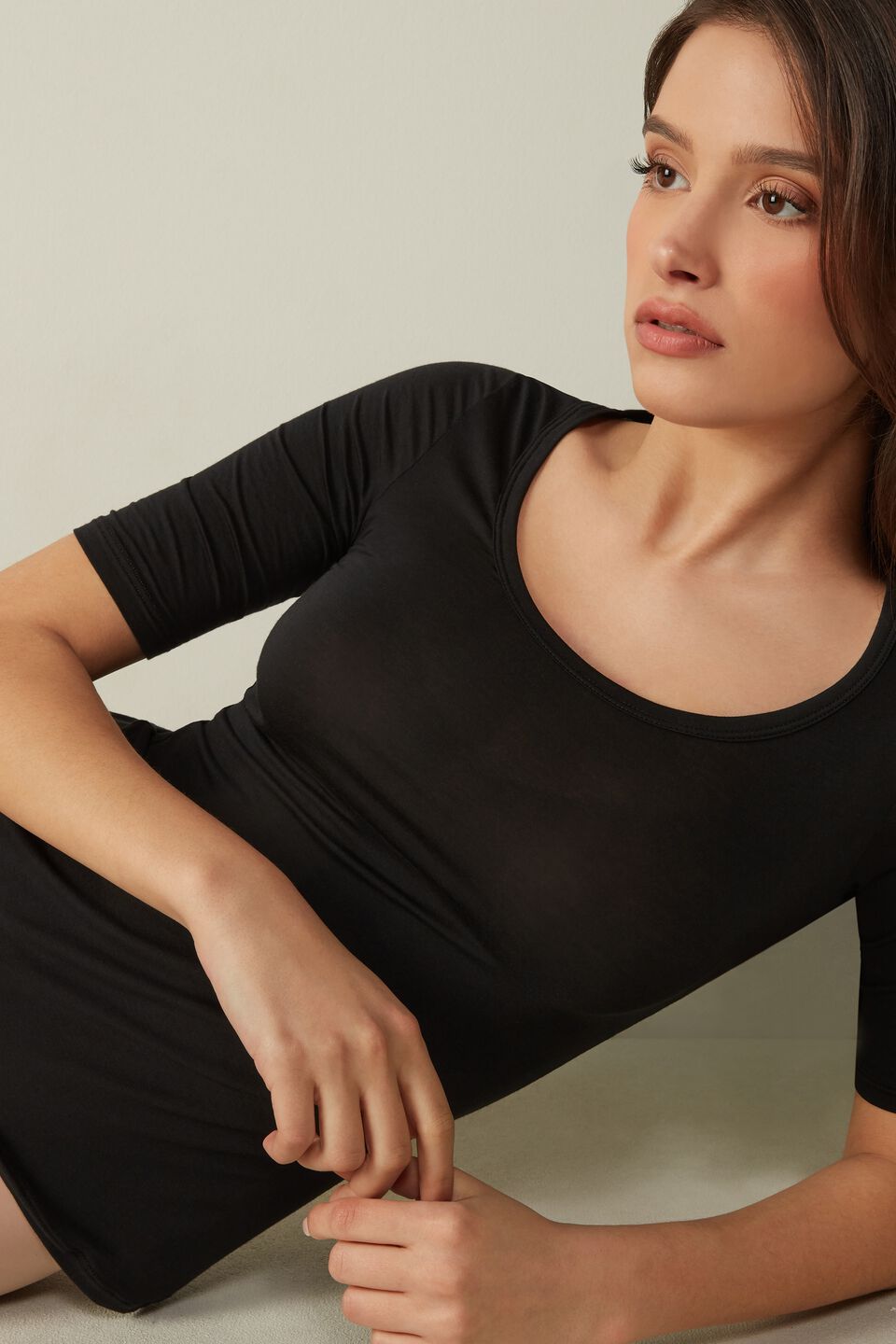 blusa de manga curta em modal ultralight e seda com decote em u - preto