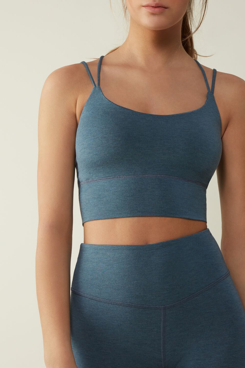 top brassiere almofadado in action - azul