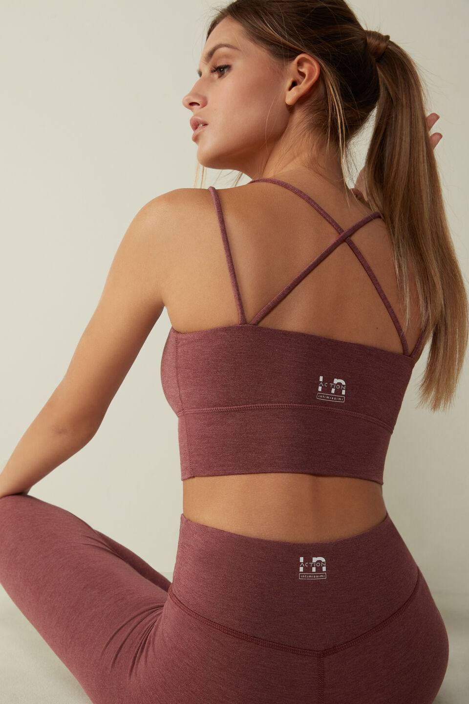 top brassiere almofadado in action - vermelho