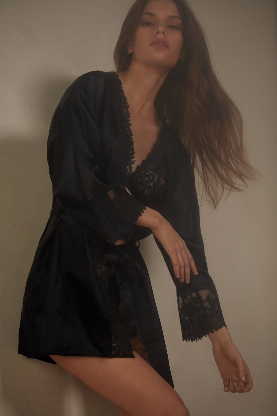 kimono em seda fly me to the moon - preto