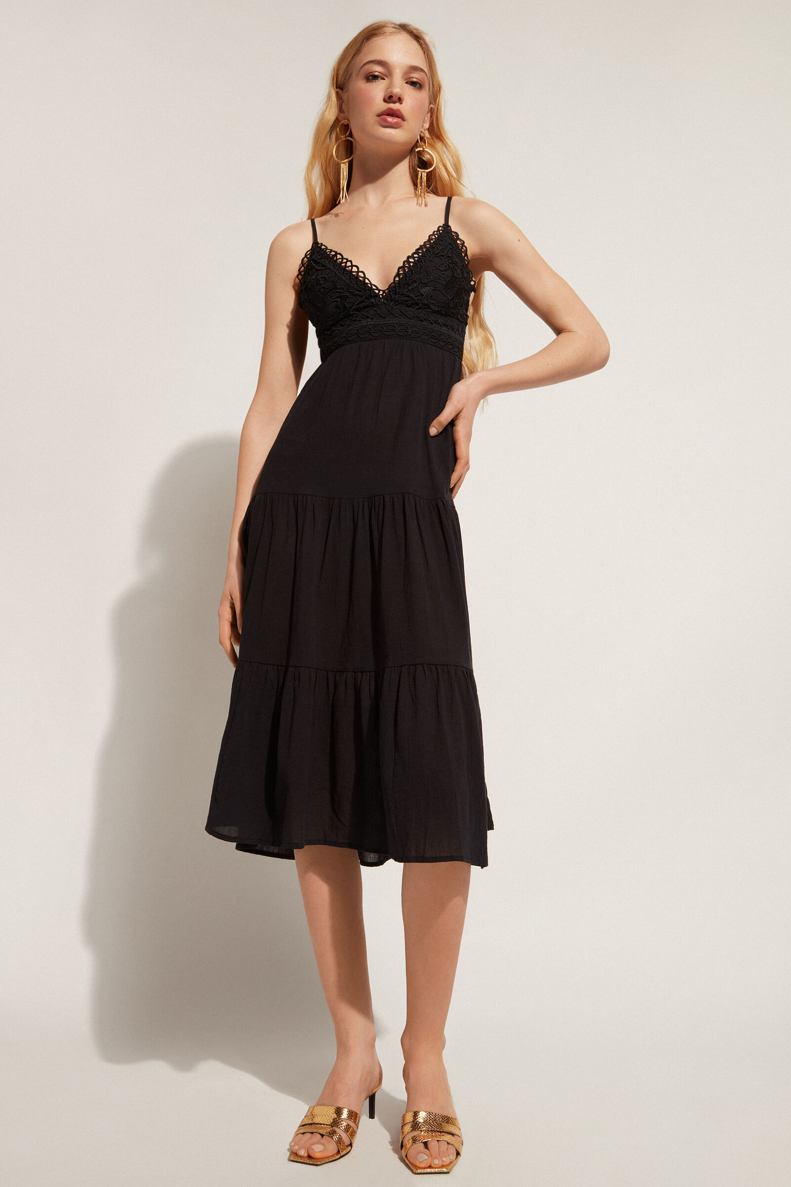 vestido midi com saia rodada - preto