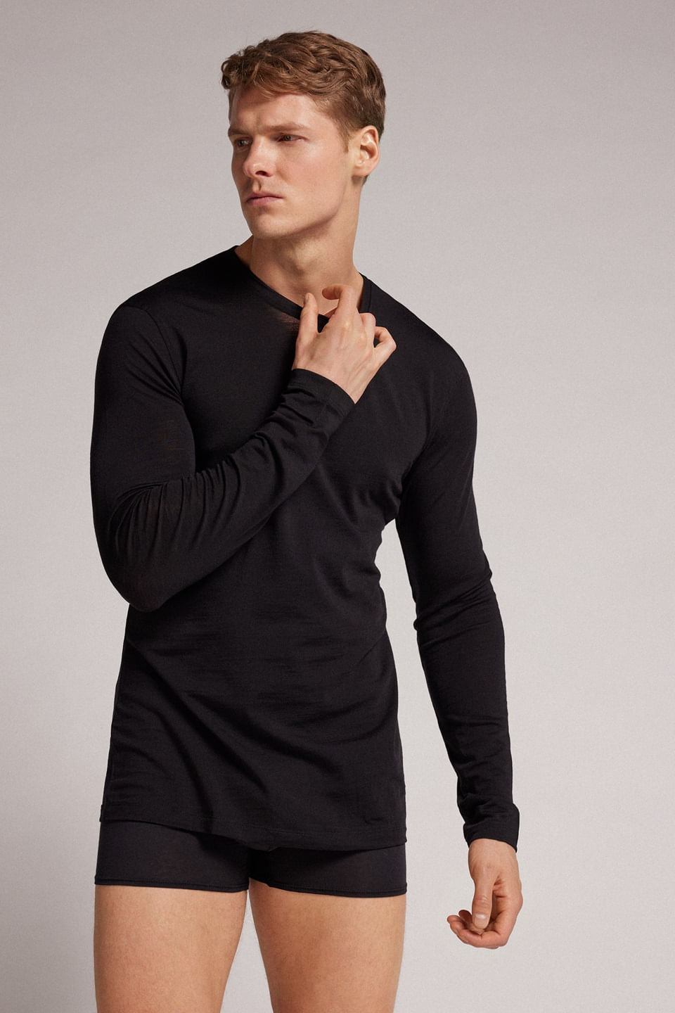 blusa de manga comprida em lã merino com decote redondo - preto