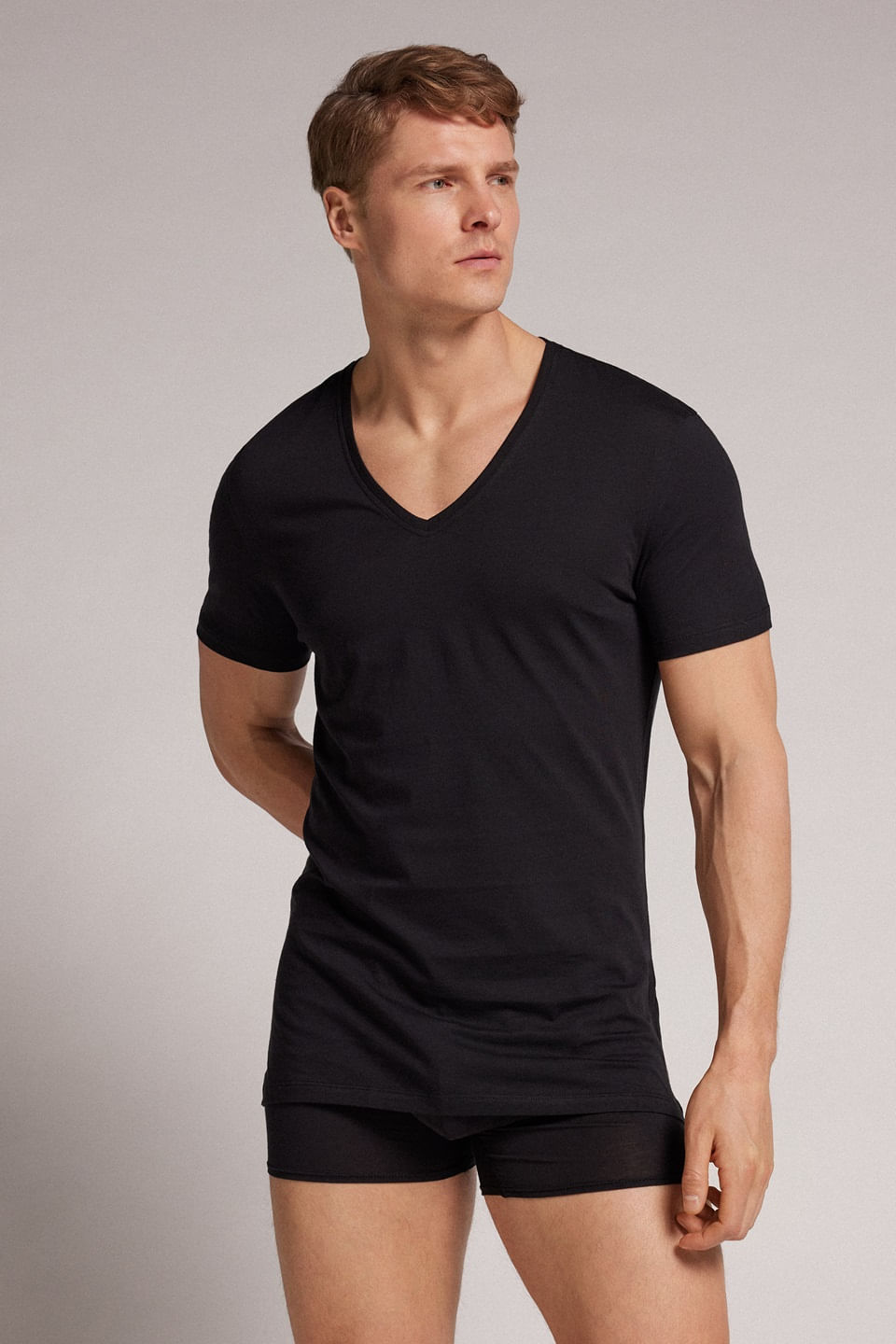 camiseta com decote em v em algodão supima extrafino - preto