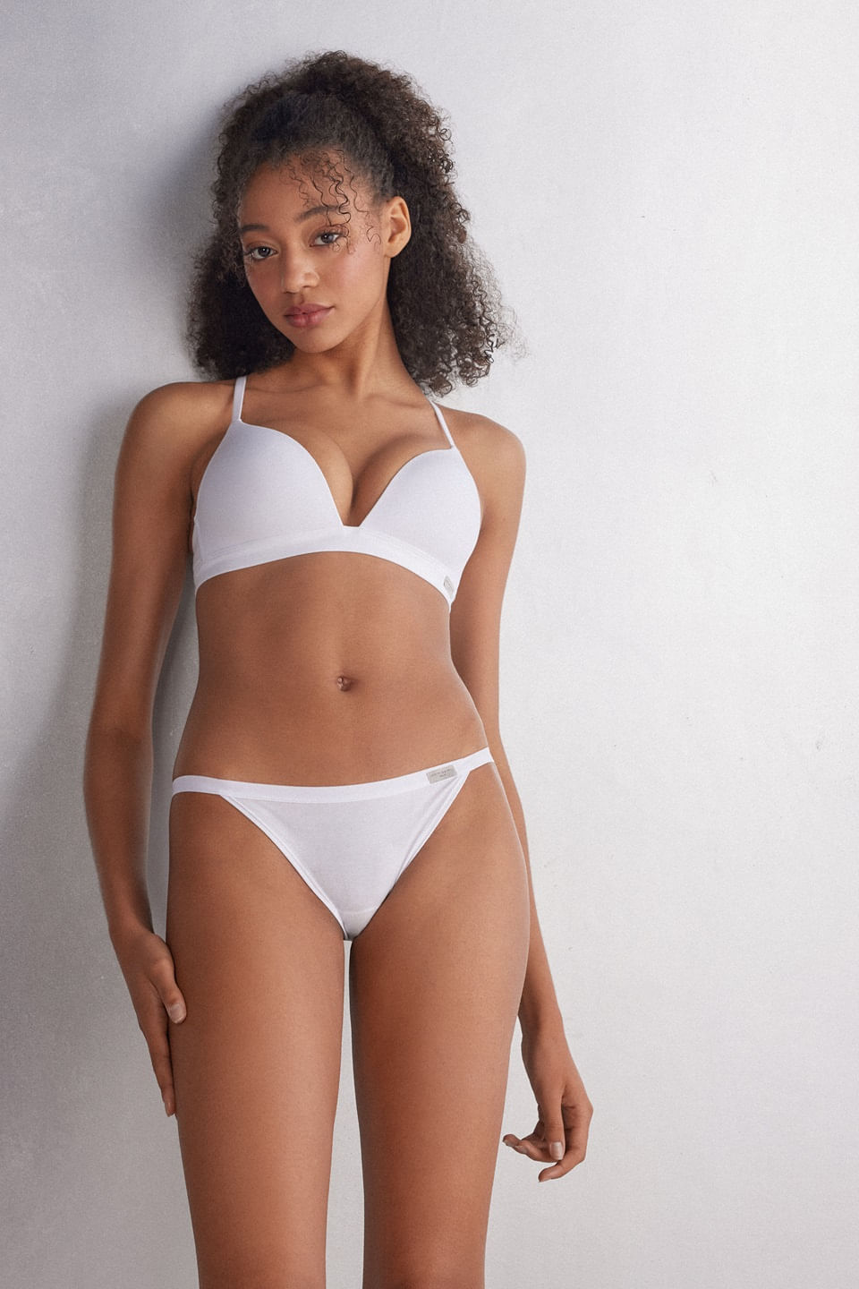 calcinha em algodão e laterais finas elásticas. - branco