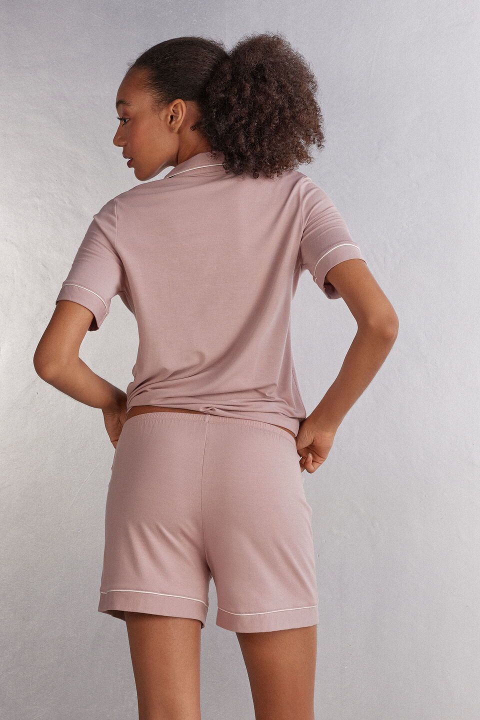 shorts em modal com detalhes contrastantes - rosa