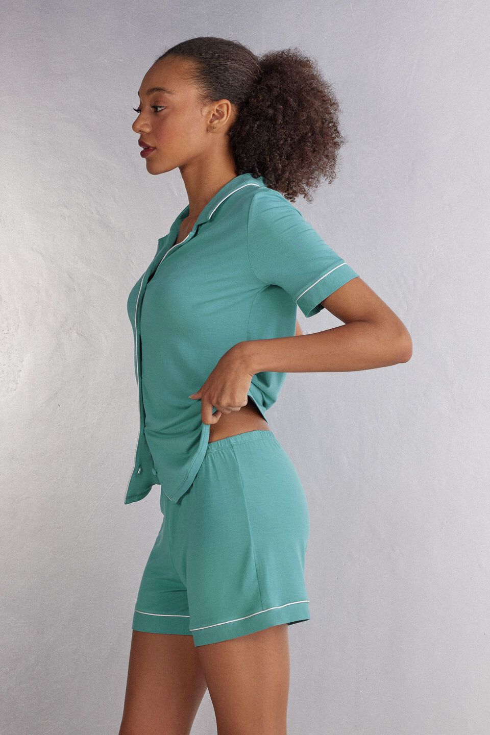 shorts em modal com detalhes contrastantes - azul