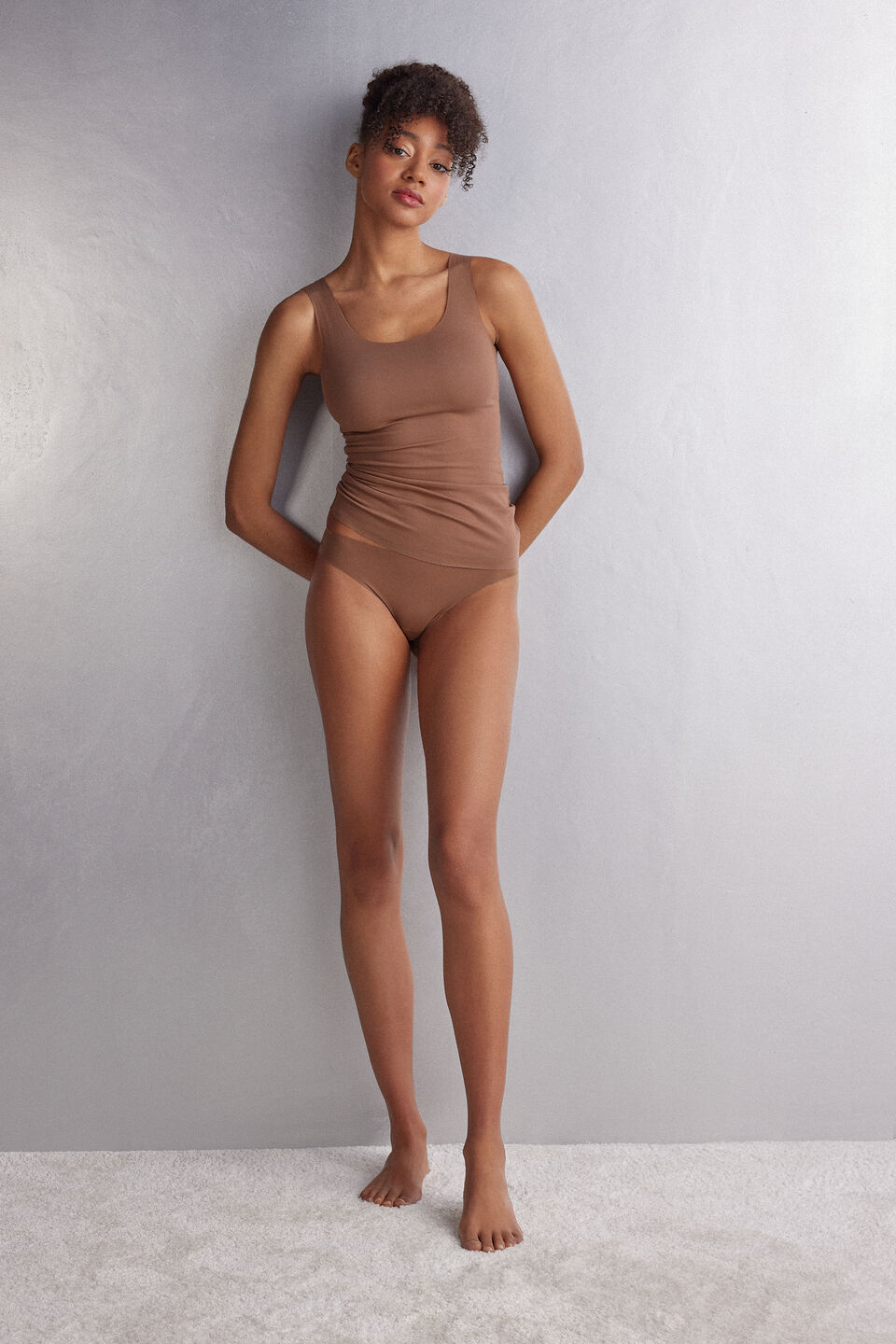 regata com decote redondo em algodão - marrom