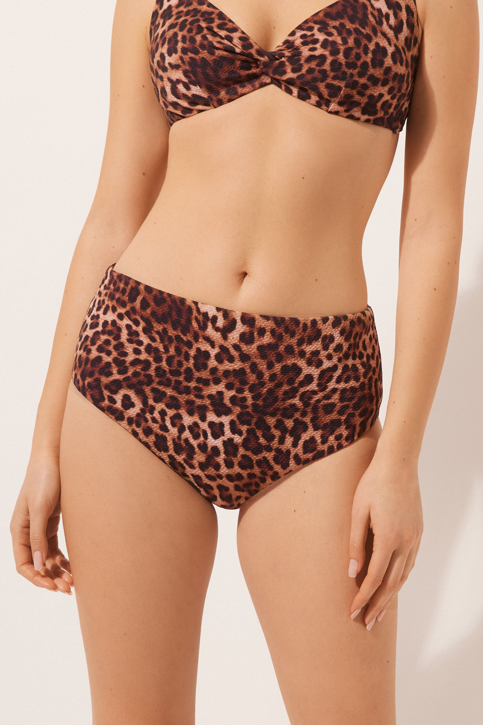 calcinha de biquíni cintura alta classic animal print - marrom