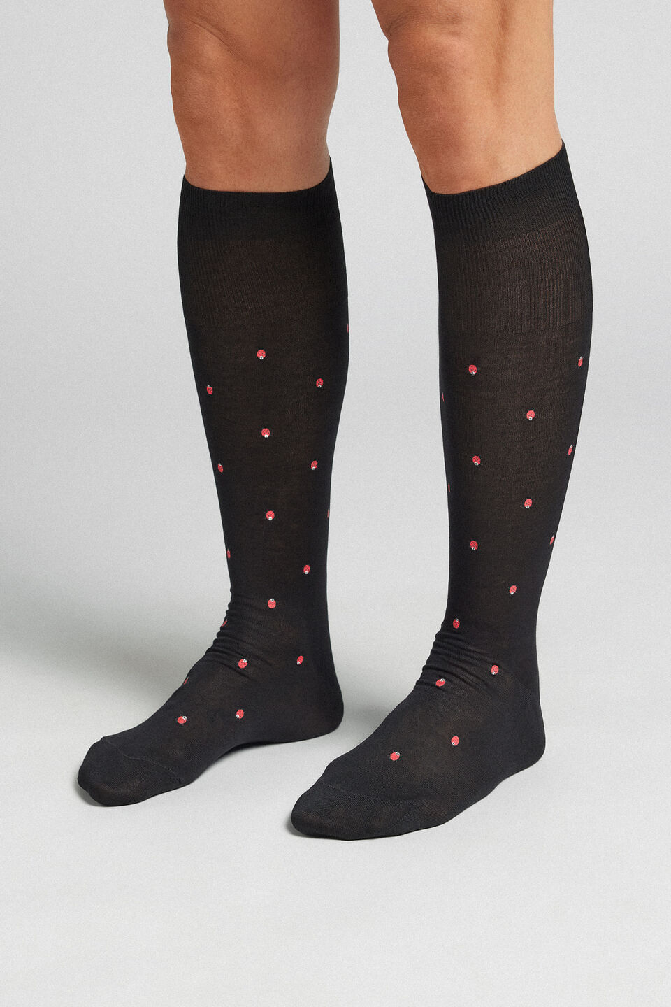 meias altas em fio de escócia com estampa - preto