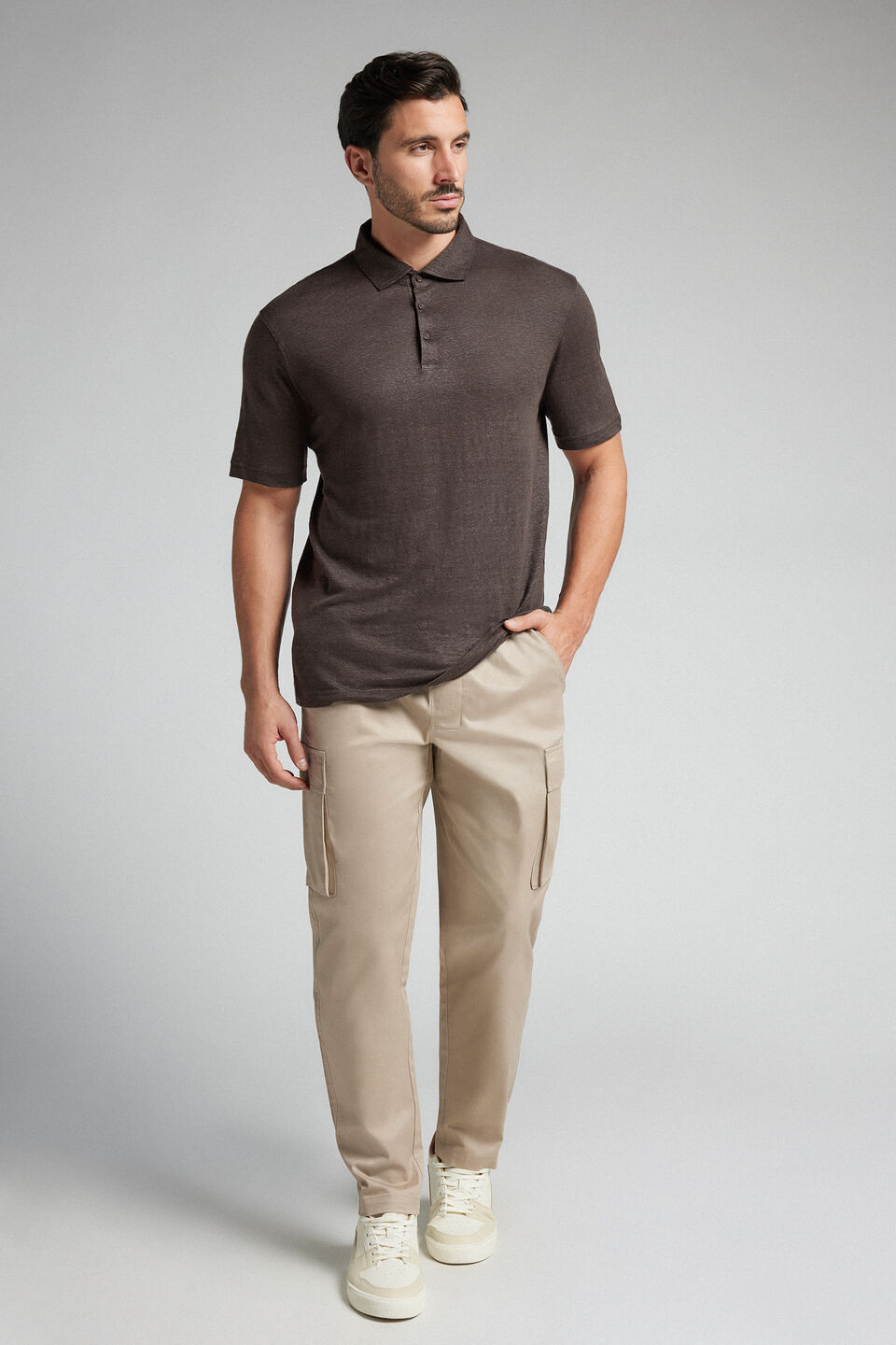 camiseta polo de manga curta em linho - marrom