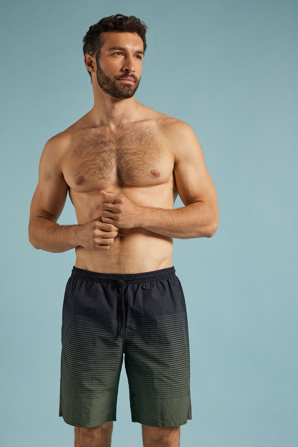 bermuda de banho comprida com estampa de listras - preto