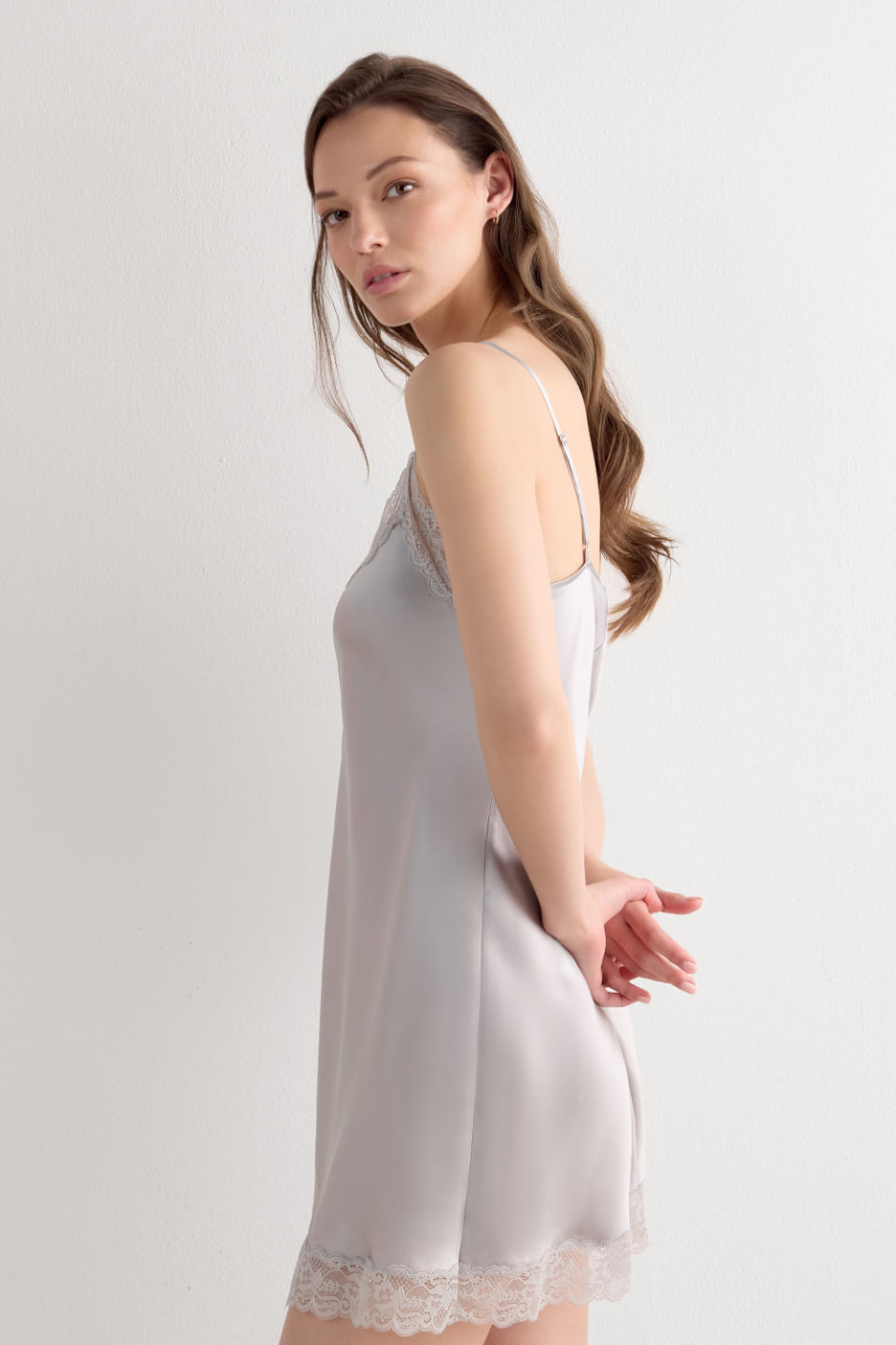 camisola em seda e renda - cinza