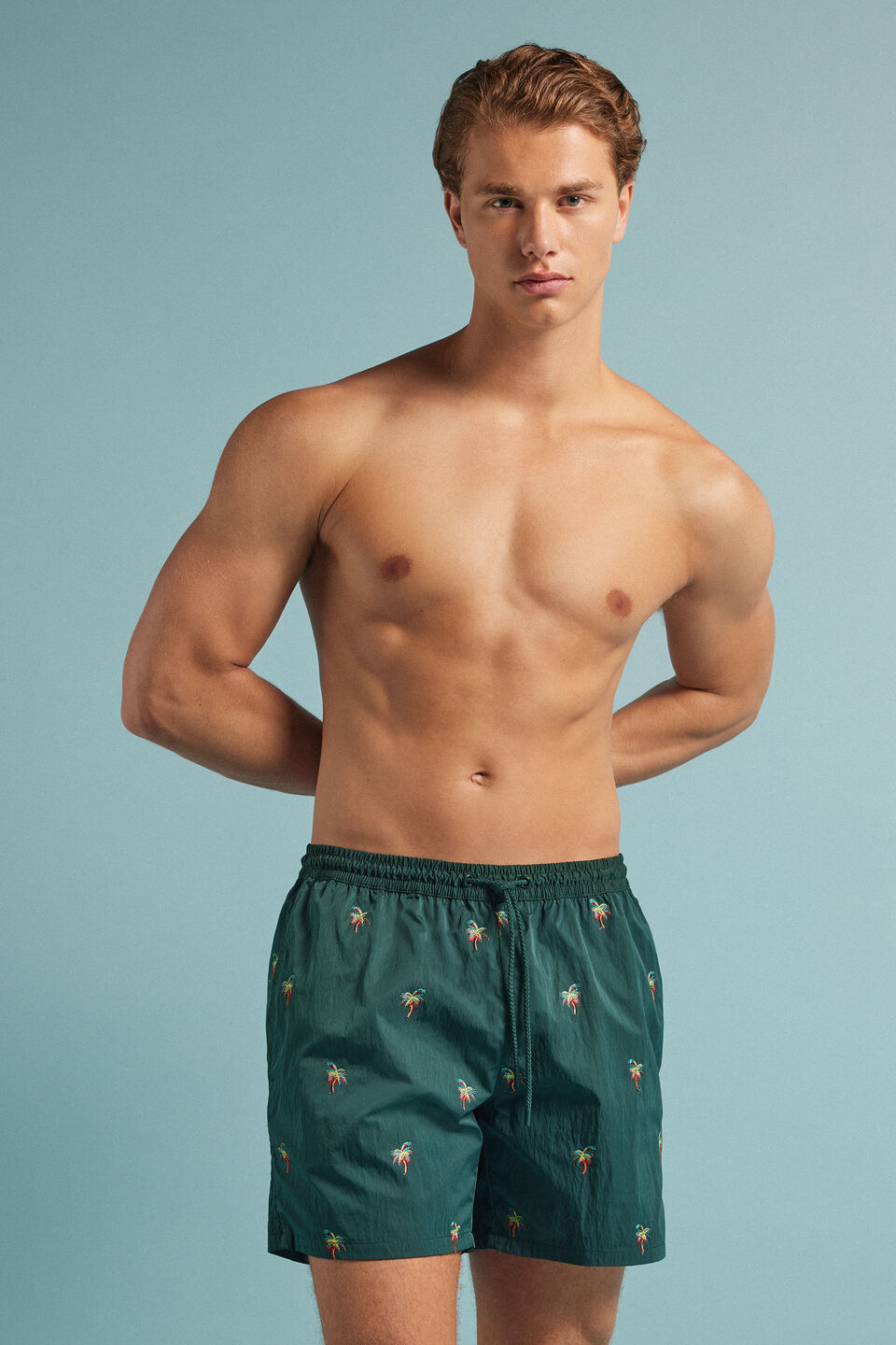 bermuda de banho com bordado de palmeiras - verde
