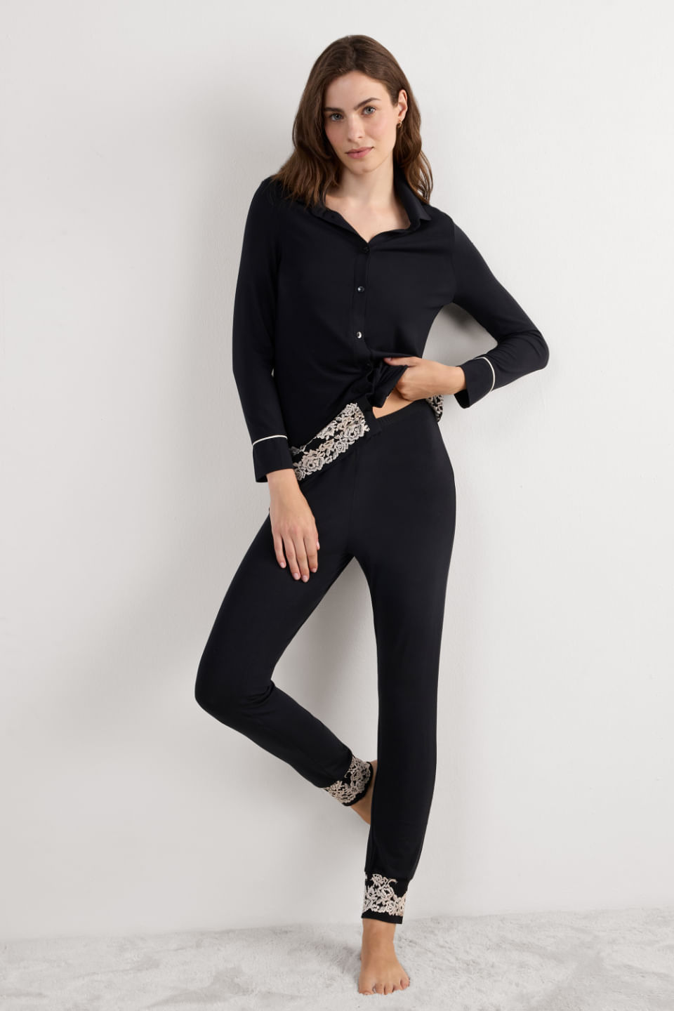 calça com punho em modal pretty flower - preto