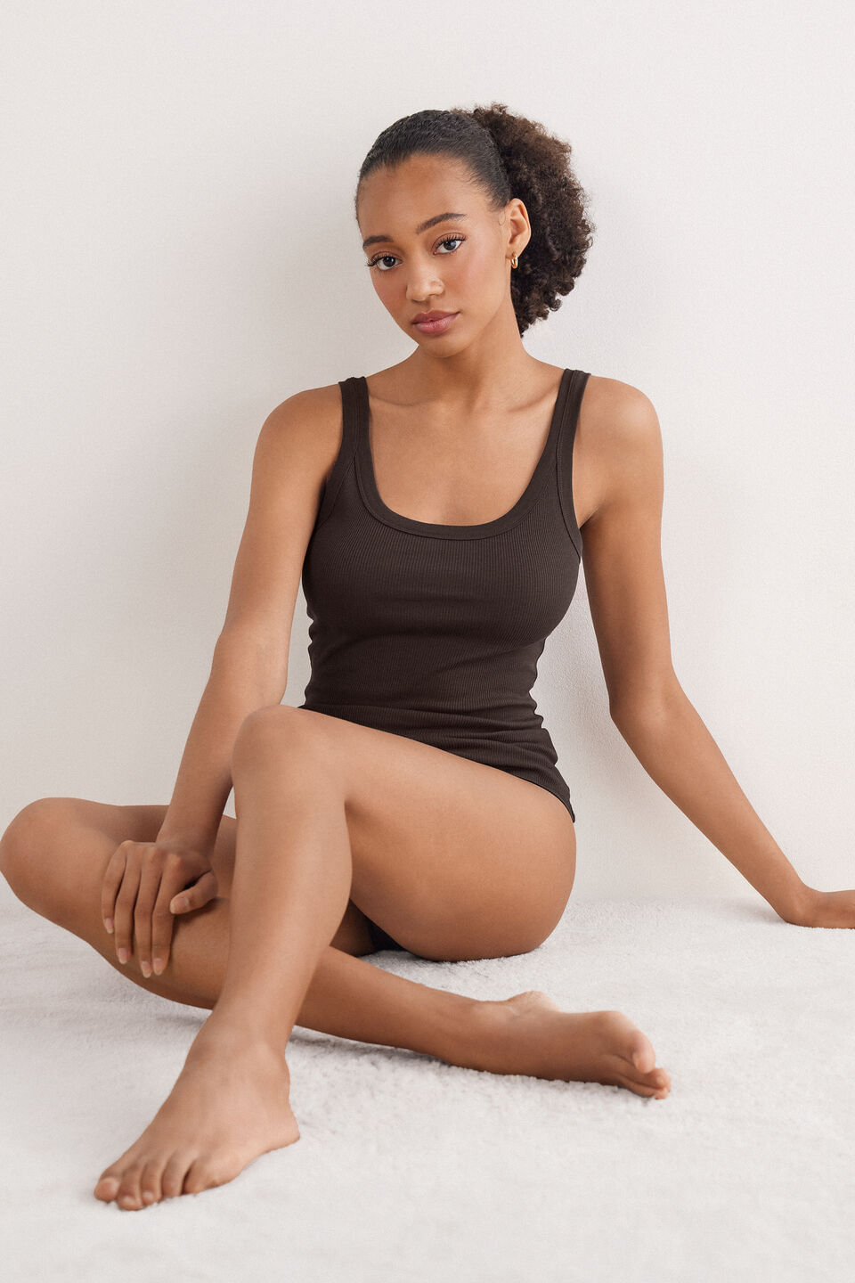 regata canelada estilo remador em algodão supima - marrom