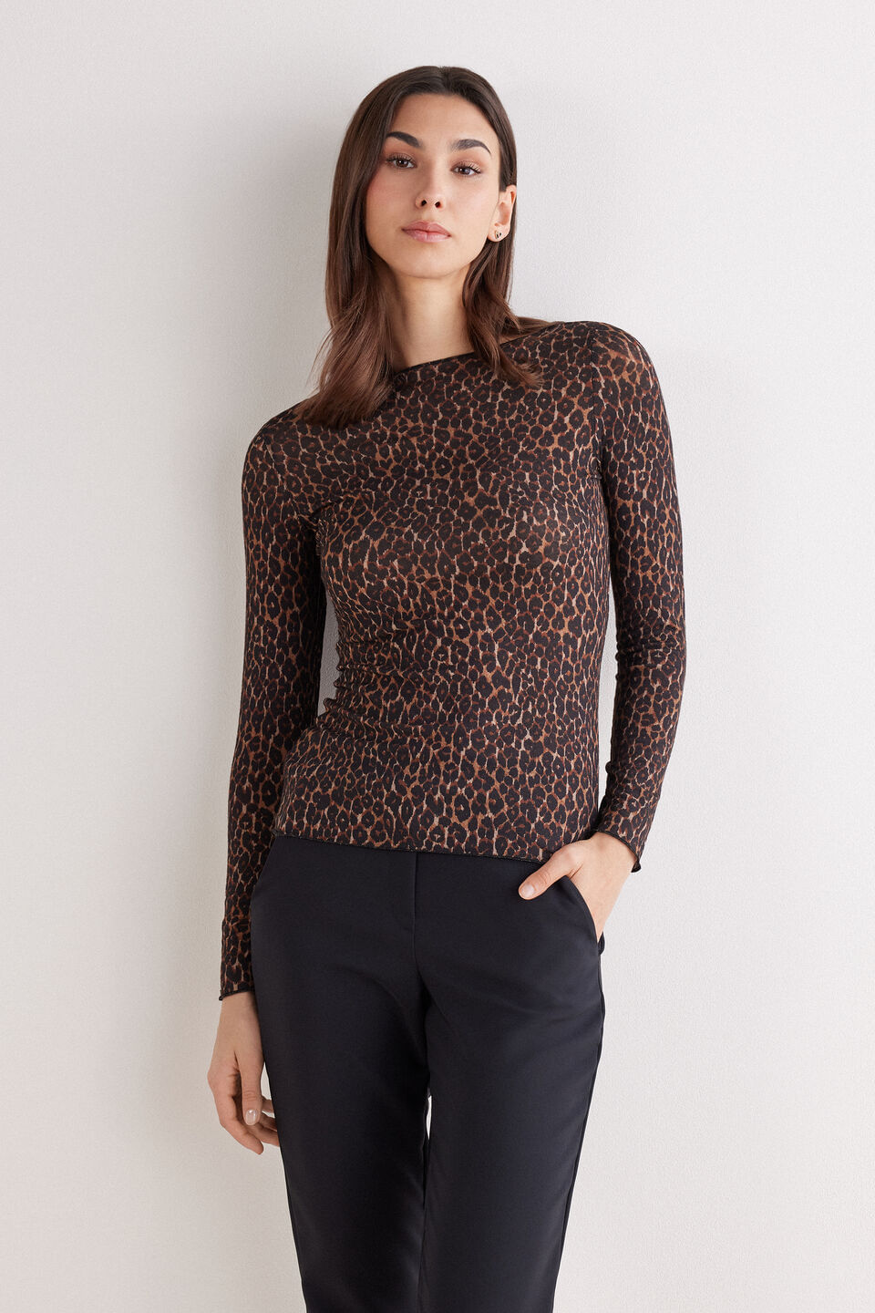 blusa de manga comprida em modal ultralight com cashmere com estampa animal print - marrom