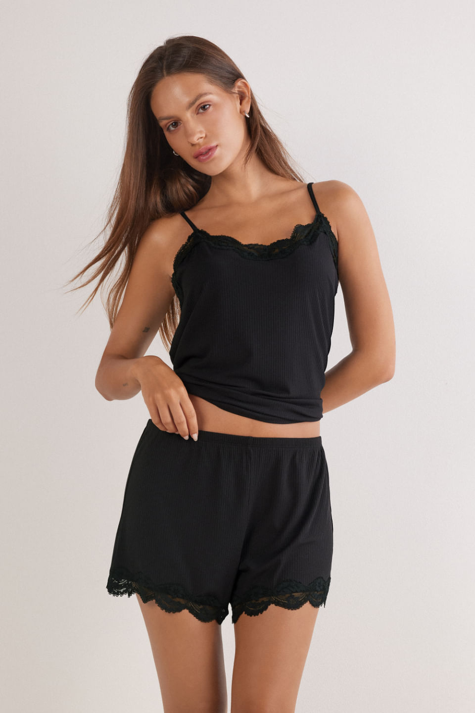 shorts canelado em viscose e renda your everyday wear - preto