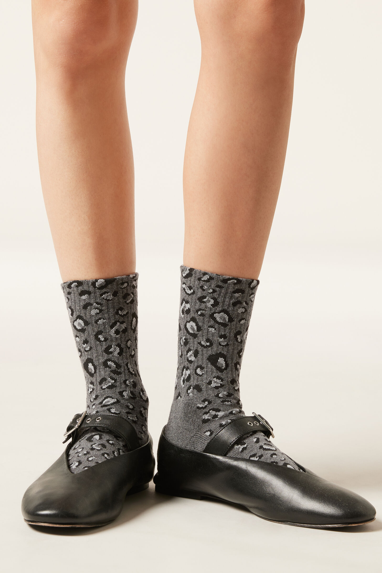 meia curta com estampa animal print em algodão - cinza