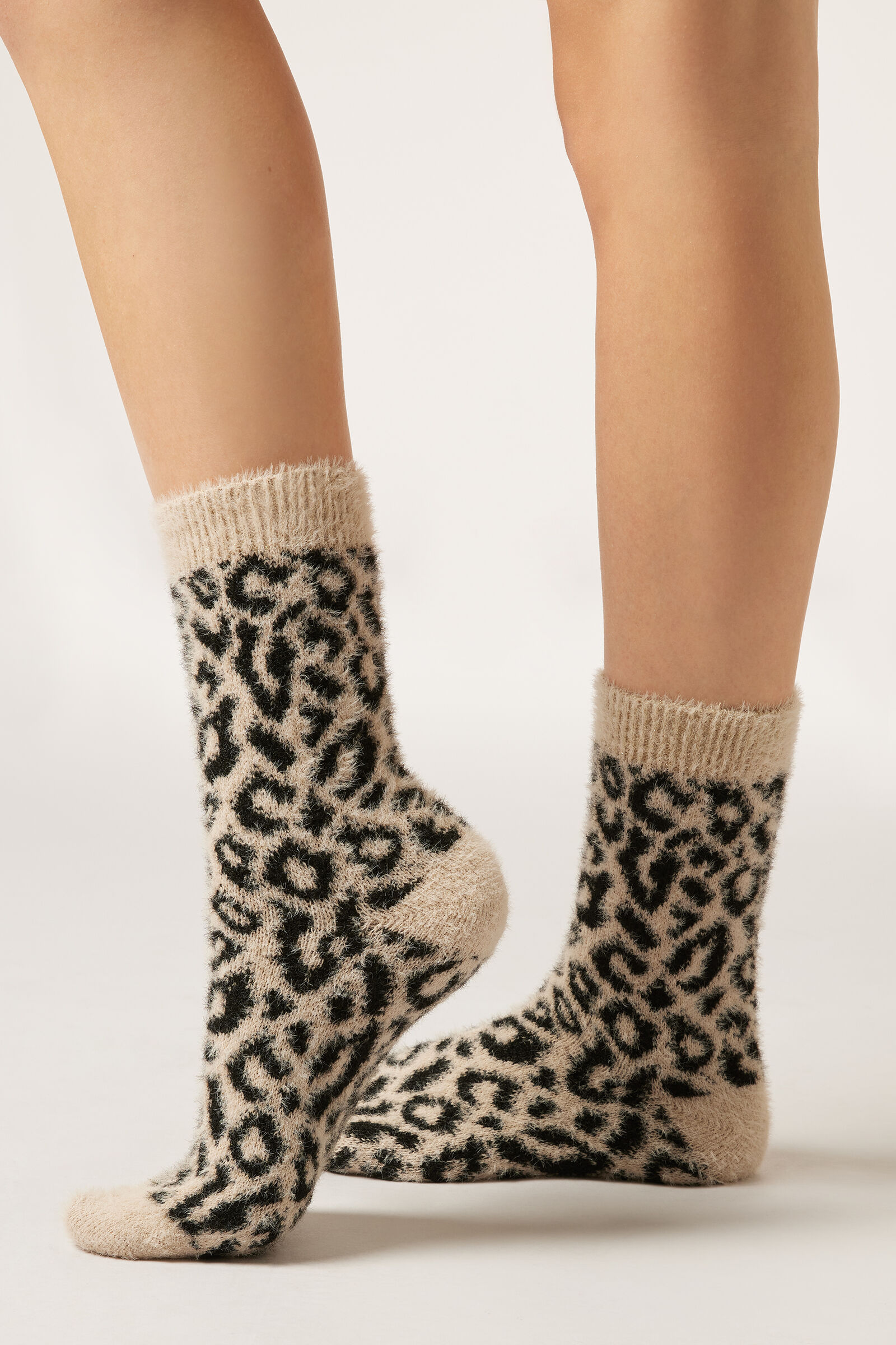meia curta com efeito soft e estampa animal print - off-white