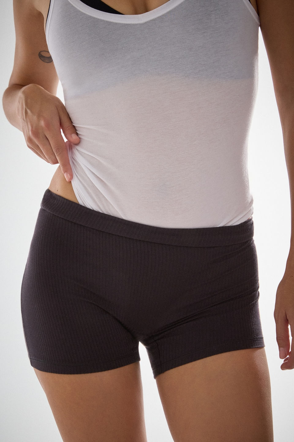 shorts ciclista em viscose canelada your everyday wear - preto