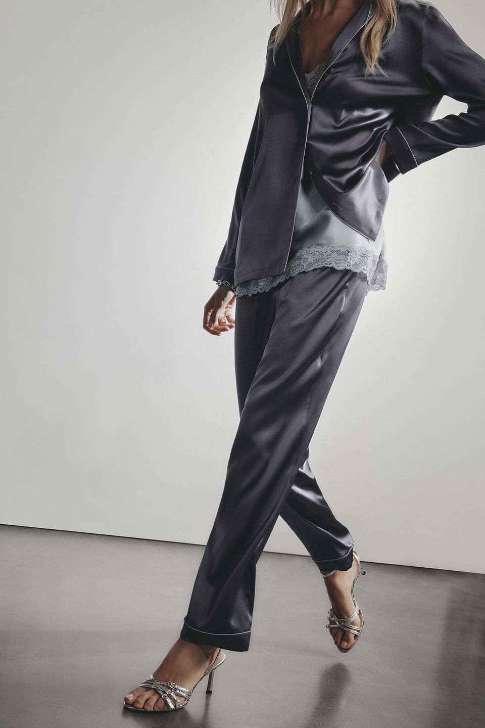 regata em seda e renda - cinza