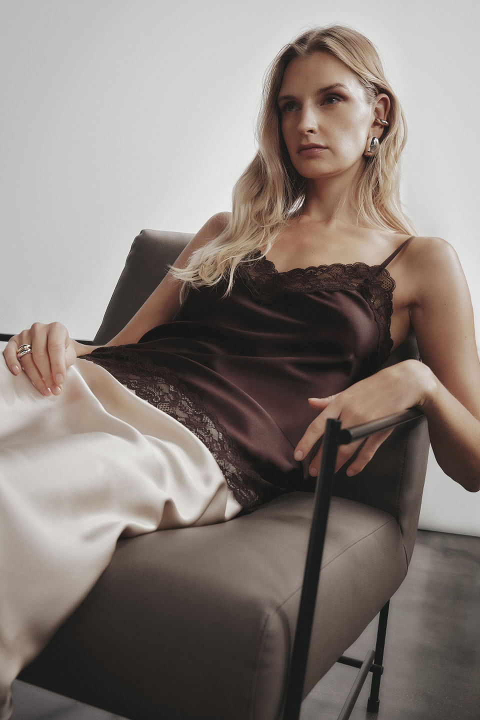 regata em seda e renda - marrom