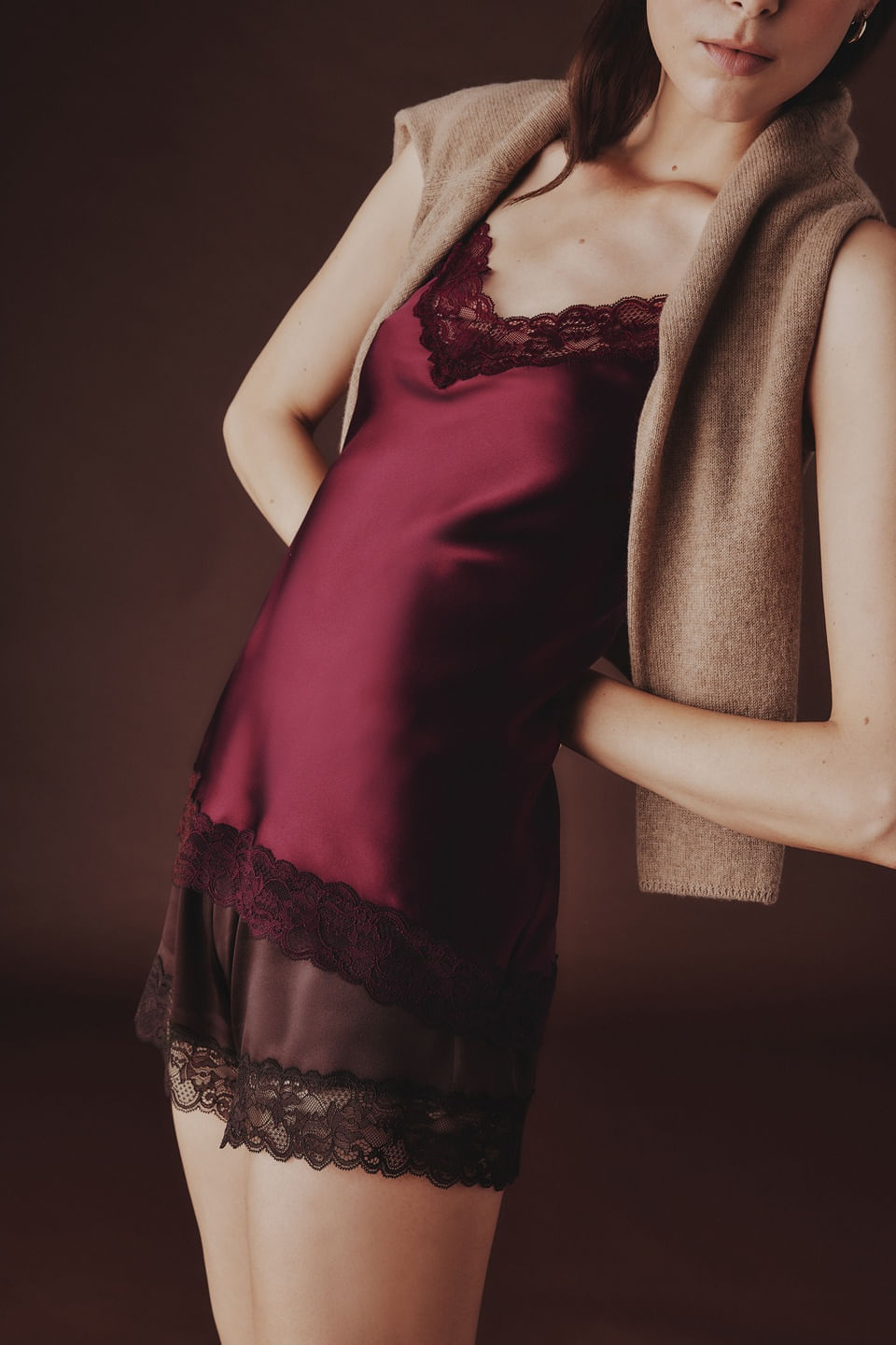 regata em seda e renda - bordô