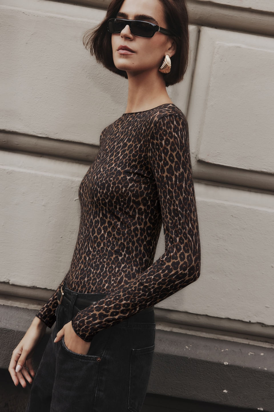 blusa de manga comprida em modal ultralight com cashmere com estampa animal print - marrom