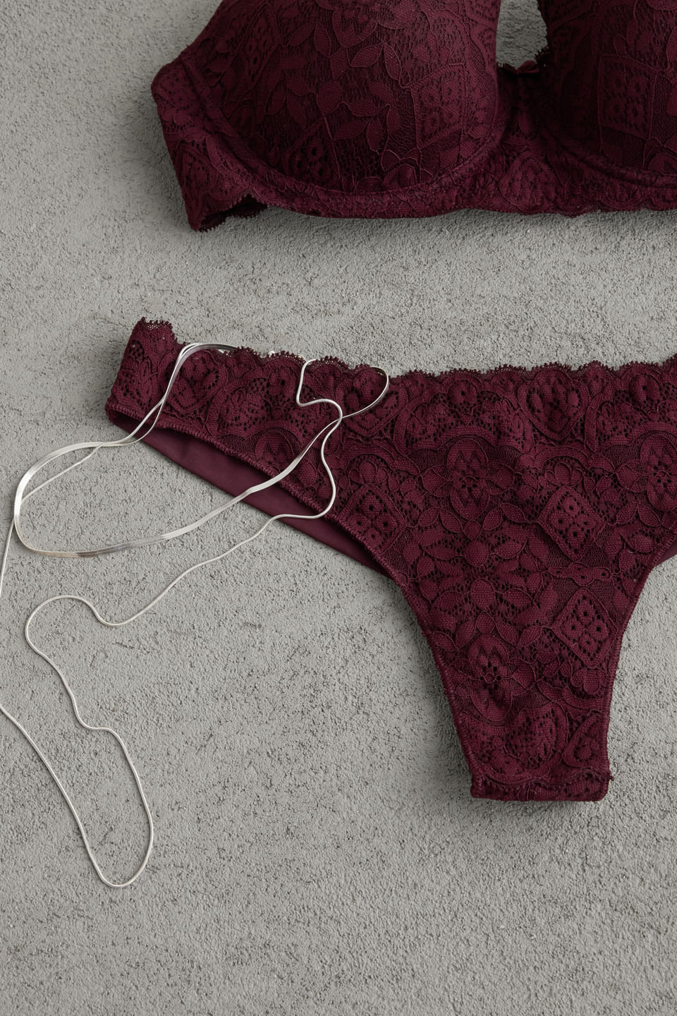 calcinha brasileira em renda e microfibra - vermelho